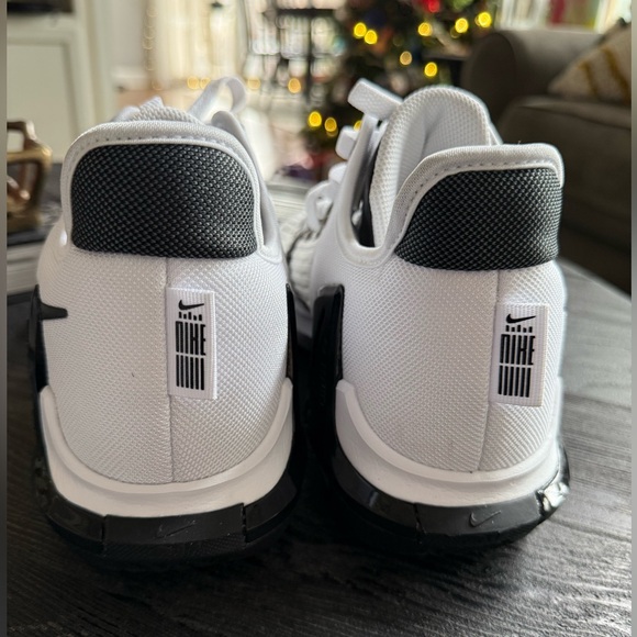 LeBron James basketball shoes - Picture 3 of 9